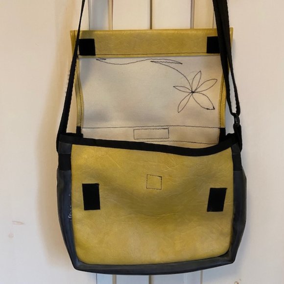 FLAT Yellow Messenger Bag - Picture 3 of 9